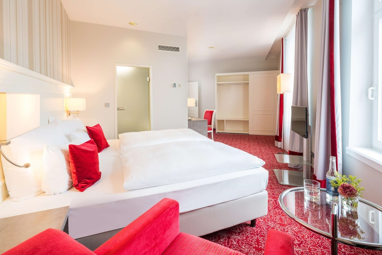 Bedroom 2, Steigenberger Hotel Bielefelder Hof, Bielefeld