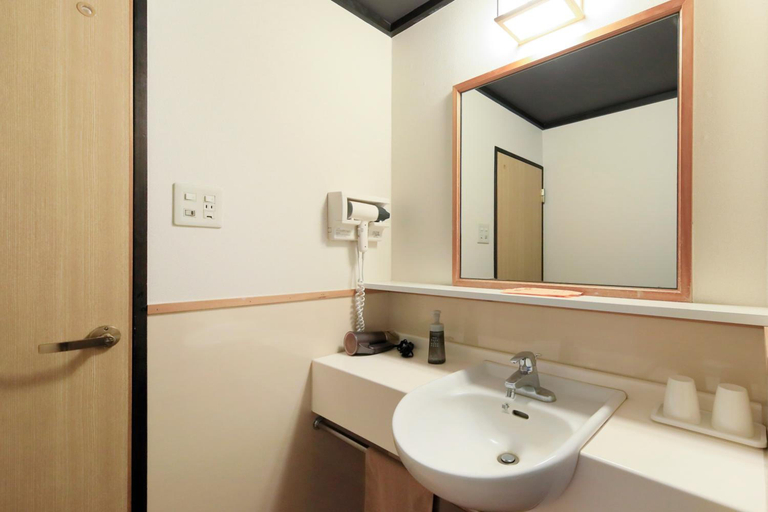 Bathroom 3, Yutorelo Yamaga, Yamaga
