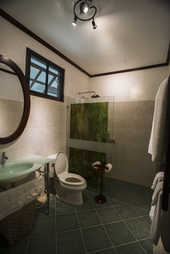 Bathroom 4, Club Agutaya, San Vicente