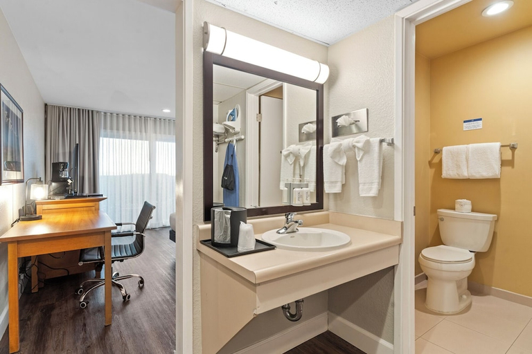 Bathroom 4, Vagabond Inn San Francisco Airport, San Mateo