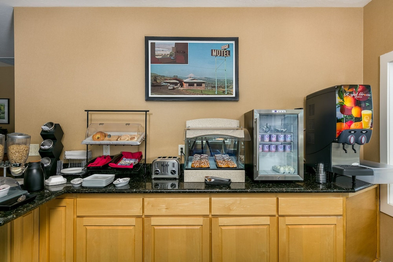 Food & Drinks 4, Celilo Inn, Wasco