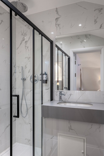 Bathroom 3, Castleton Hotel, London