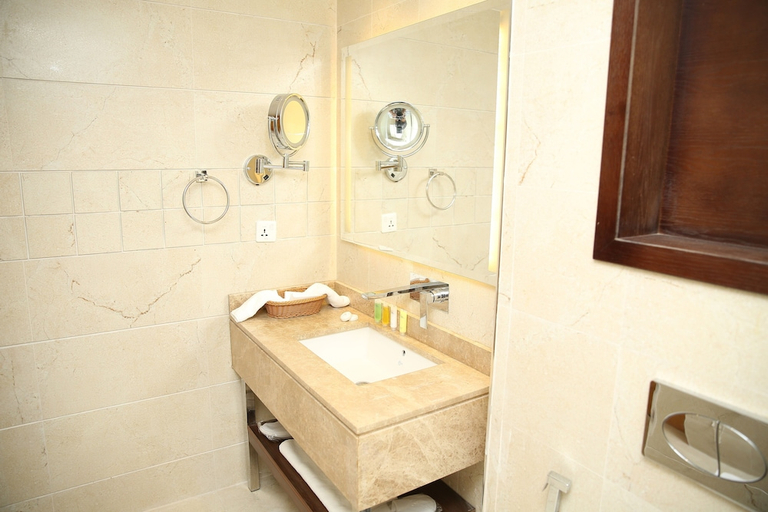 Bathroom 3, Gloria Hotel, Salt