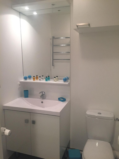 Bathroom 5, Dream Apartments, Seine-et-Marne