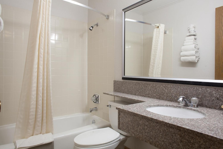 Bathroom 4, Heartland Inn, Johnson