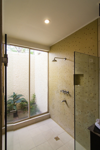 Bathroom 5, Club Punta Fuego, Nasugbu