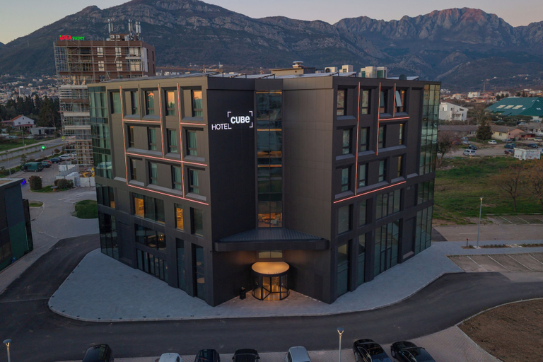 Exterior 2, Hotel Cube