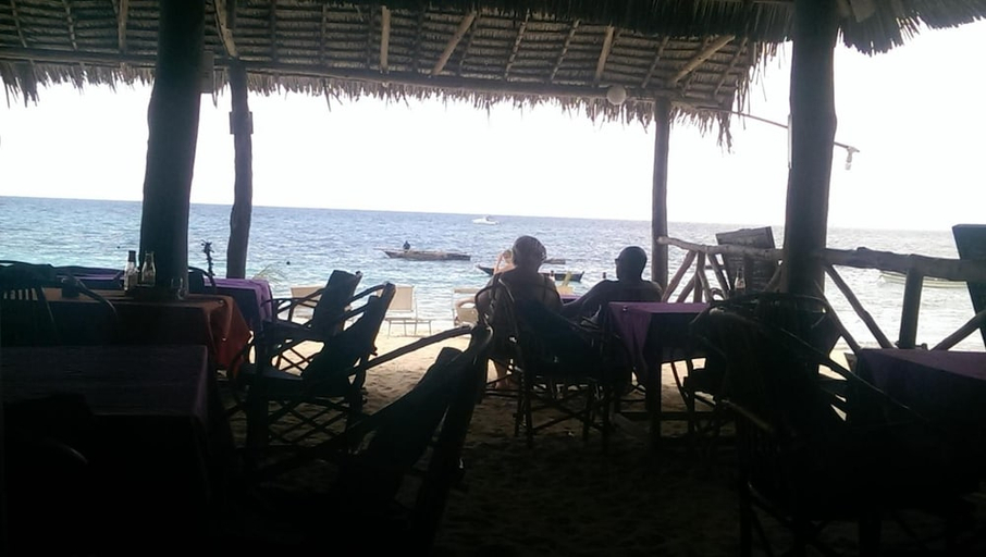 Food & Drinks, Union Beach Bungalows, Kaskazini 'A'