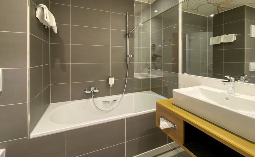 Bathroom 3, Harzer Kultur- & Kongresshotel Wernigerode, Harz