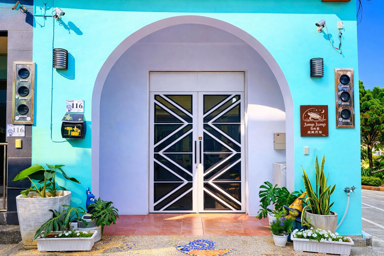 Exterior & Views