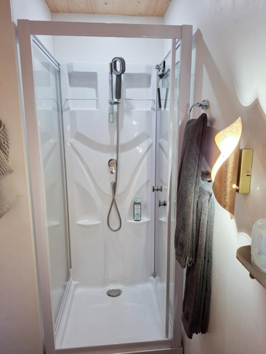 Bathroom, Tiny de l'Aigle, Courtelary