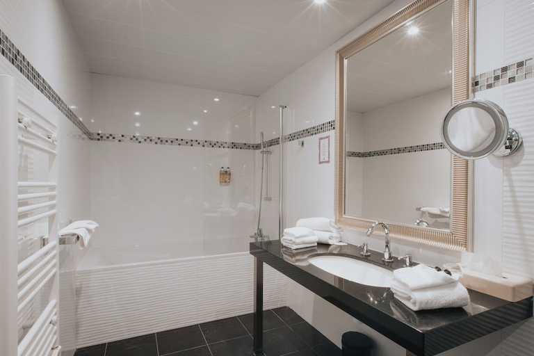 Bathroom 4, Henry II Hotel, Côte-d'Or