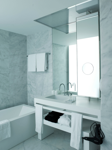 Bathroom 4, ALTIS BELEM HOTEL AND SPA, Lisbon