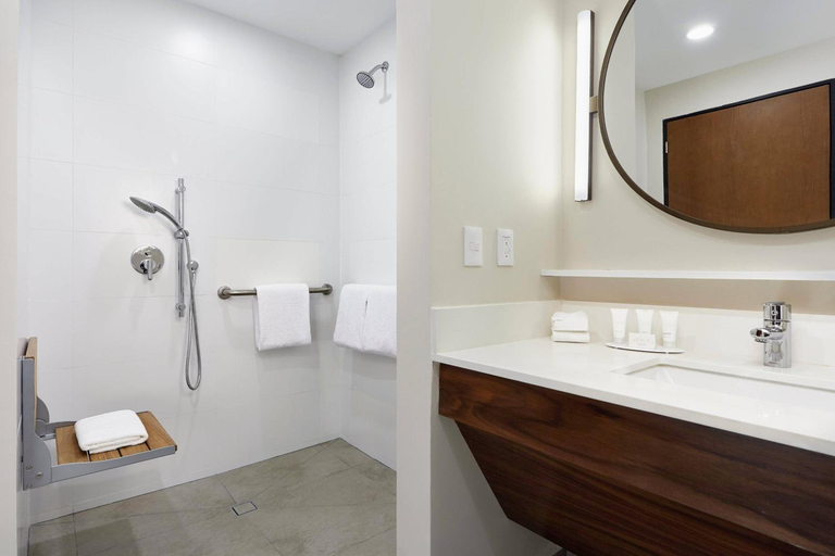 Bathroom 3, Fairfield Inn & Suites by Marriott Cancun Airport, Benito Juárez