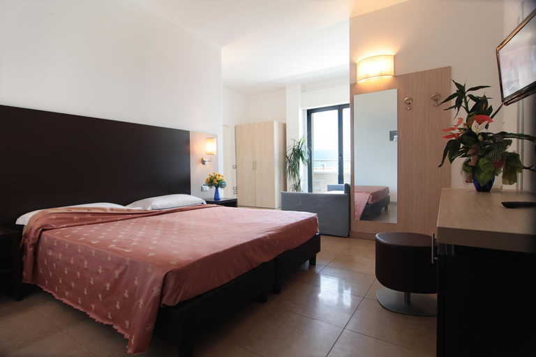 Bedroom 4, Hotel Acropolis, Rimini