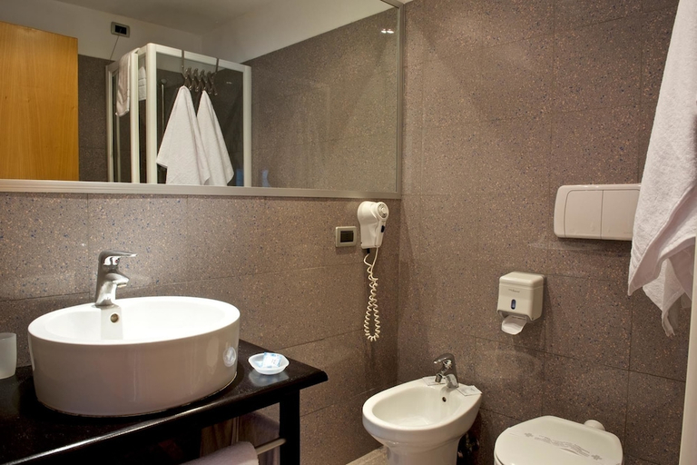 Bathroom 4, Albergo Mediterraneo, Latina