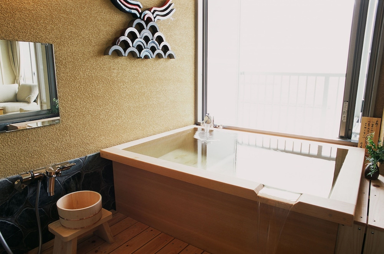 Bathroom 4, Kaigetsukan, Sumoto