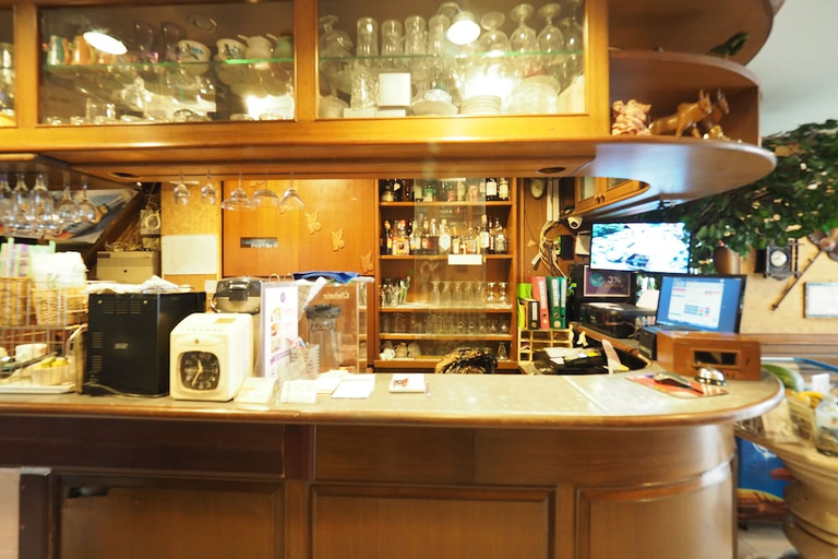 Food & Drinks 5, Honey House1, Khlong Toey