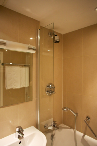 Bathroom 4, Quality Hotel Hampstead, London