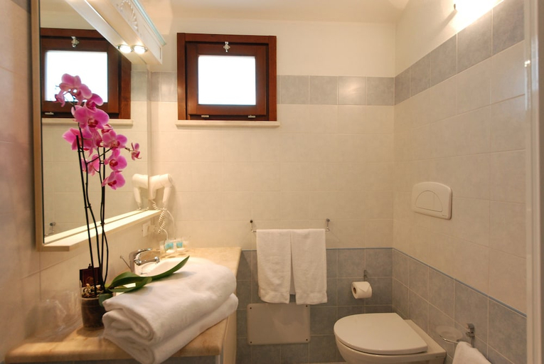 Bathroom 4, Alma Resort, Cagliari