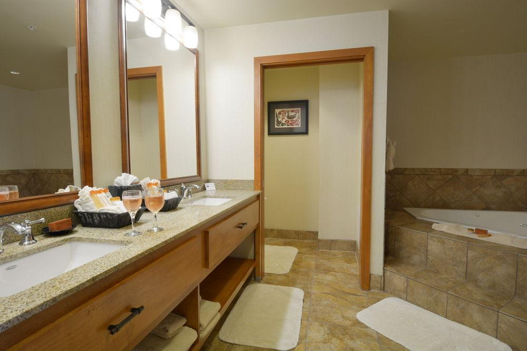 Bathroom 3, Quinault Beach Resort and Casino, Grays Harbor