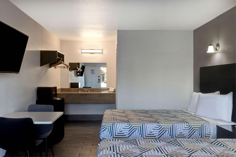 Bedroom 4, Motel 6 Branson West Silver Dollar City, Stone