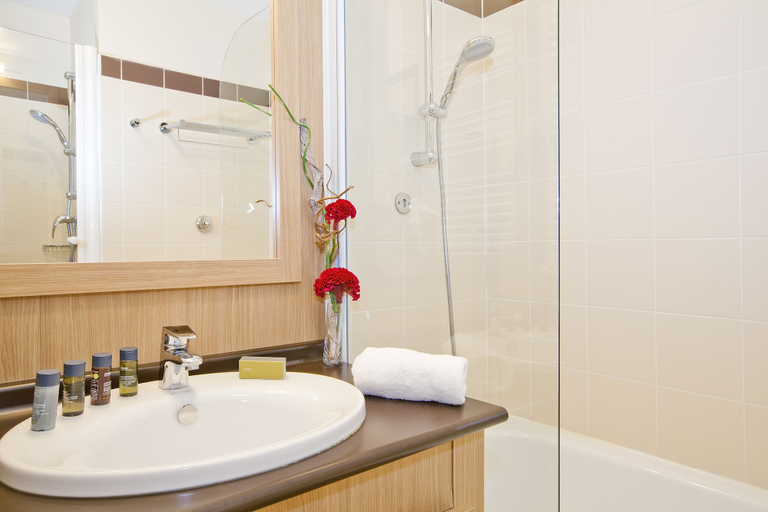 Bathroom 4, Residhome Carrieres La Defense, Yvelines