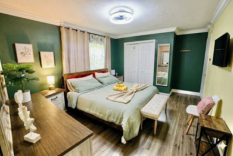 Room 5, Altamonte-4 bed, Seminole