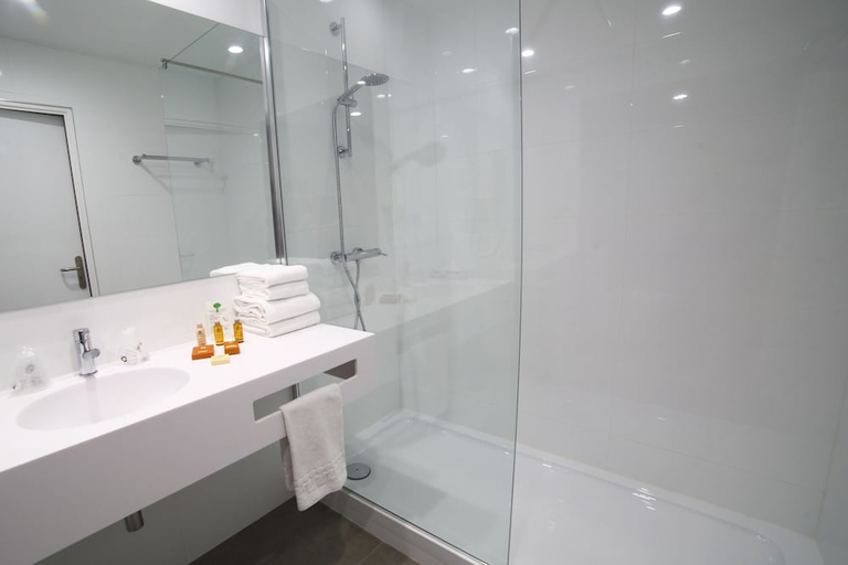 Bathroom 4, HOTEL PLAZA SITE DU FUTUROSCOPE, Vienne