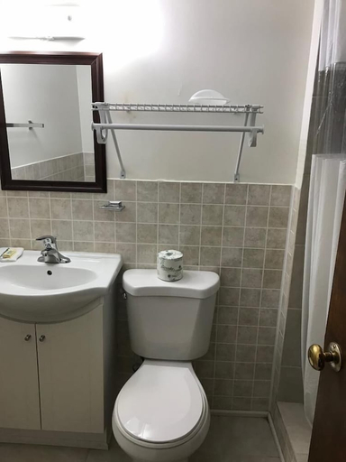 Bathroom 3, McGoverns Hotel and Suites, Dane