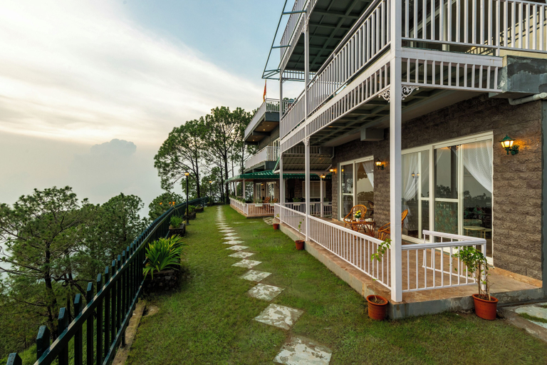 Terrace/patio 3, ELIVAAS Ivory Ridge 9BHK Cliffside Villa, Solan