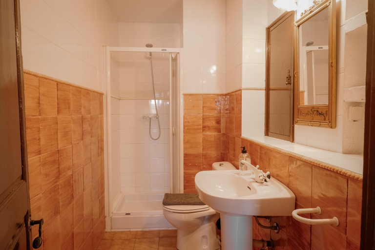 Bathroom 3, Masia Olivera, Barcelona
