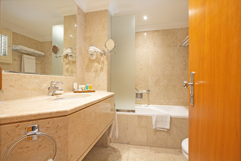 Bathroom 5, Dubai Marine Beach Resort & Spa, Dubai