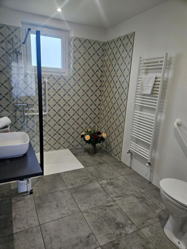 Bathroom 3, Logis Hotel Loire Hotel - Les Cocottes Restaurant, Maine-et-Loire