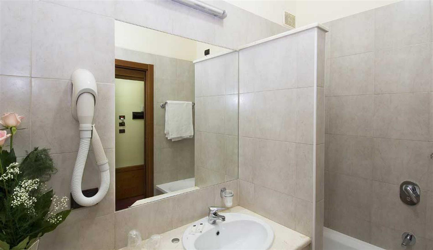 Bathroom, Hotel HR, Bari