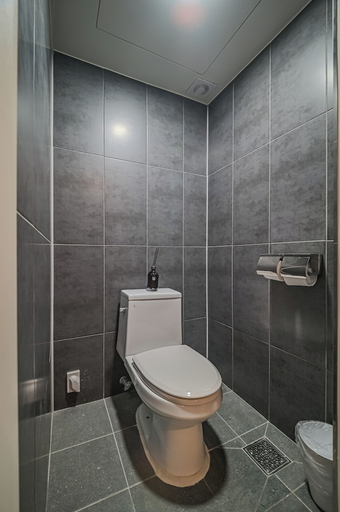Bathroom 3, B CENT HOTEL, Dong