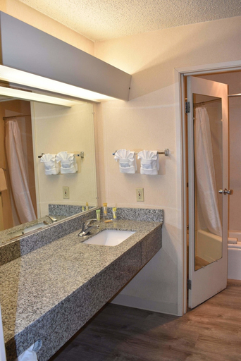 Bathroom 3, Inn At The Convention Center, Multnomah