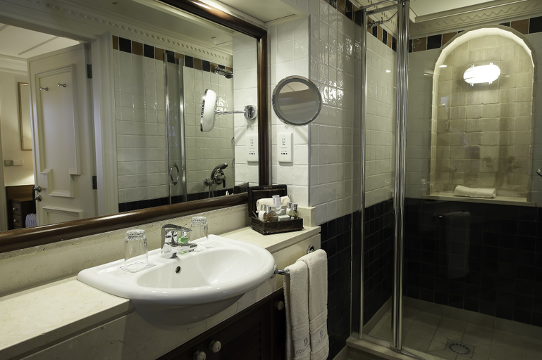 Bathroom 2, Columbia Beach Resort