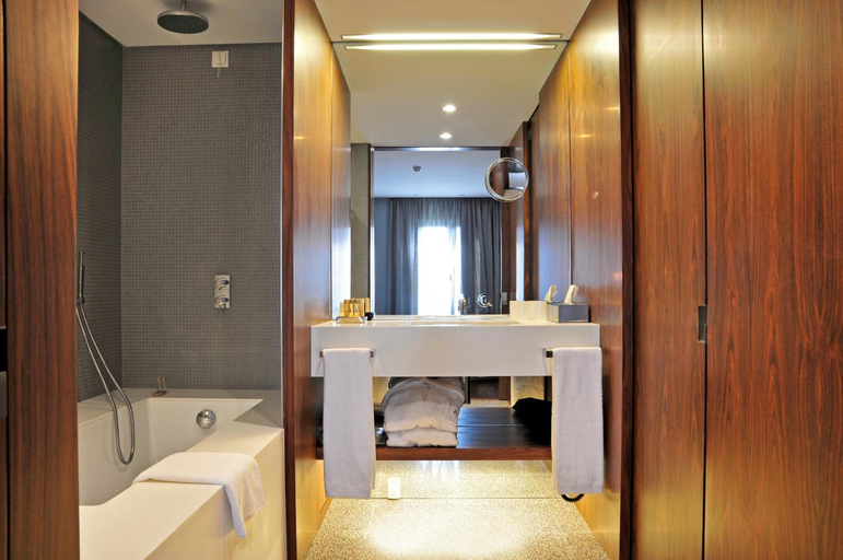 Bathroom 4, Altis Prime, Lisbon