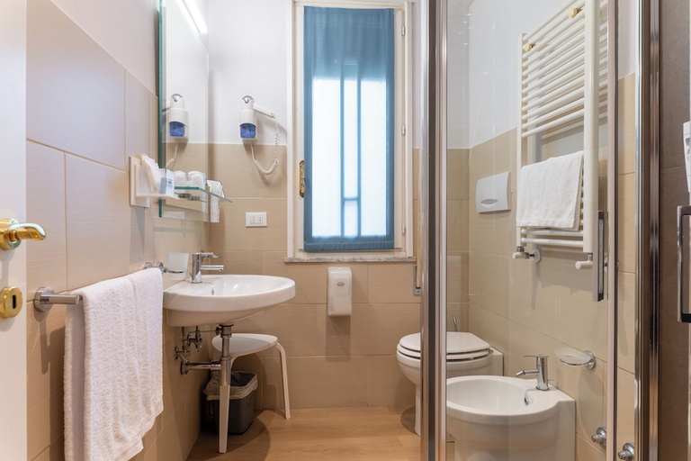 Bathroom 3, Hotel Residence Esplanade, Lucca