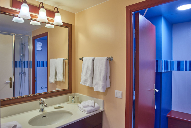 Bathroom 4, Disney's Newport Bay Club, Seine-et-Marne
