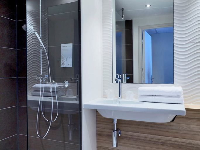 Bathroom 4, Campanile Bordeaux Ouest Mérignac Aéroport, Gironde