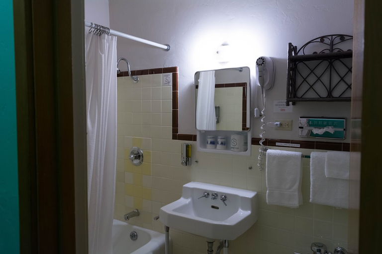 Bathroom 3, Holiday Music Motel, Door