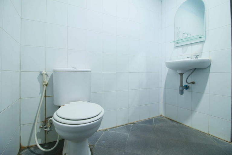 Bathroom 4, RedDoorz Syariah near Universitas Jenderal Soedirman, Banyumas