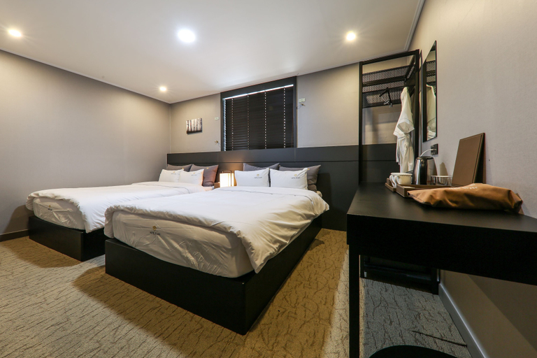 Bedroom 2, B CENT HOTEL, Dong