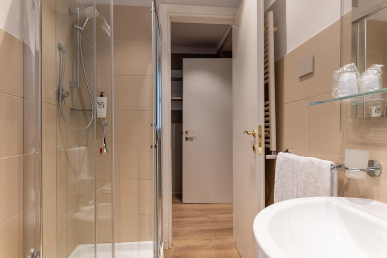 Bathroom 3, Hotel Residence Esplanade, Lucca