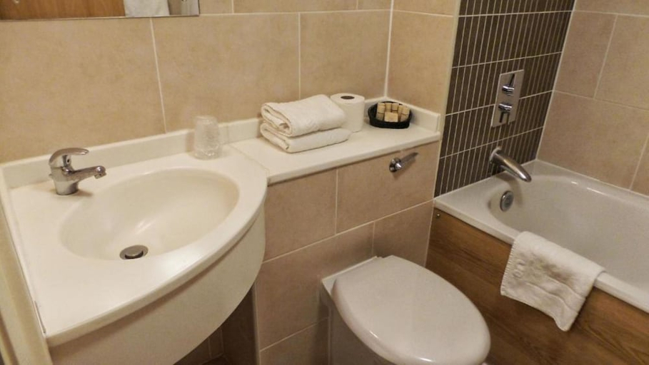 Bathroom 3, Parkside International Hotel, Reading