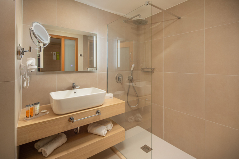 Bathroom 5, Greenfield Hotel Golf & Spa, Csepreg