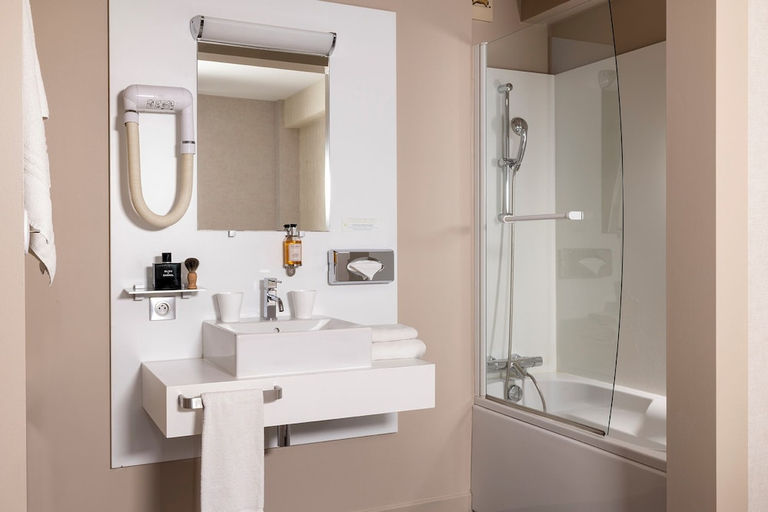 Bathroom 3, L Hotel, Loire-Atlantique