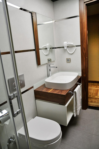Bathroom 5, Avin Hotel, Konak